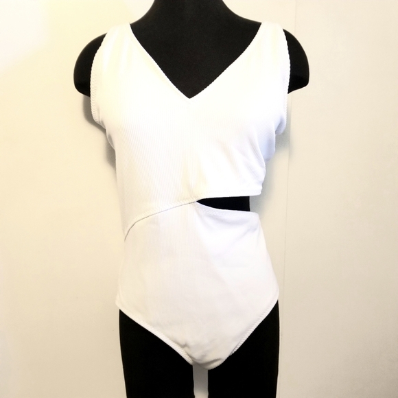 New Fabletics White One Piece Swimsuit 1X - Picture 1 of 7